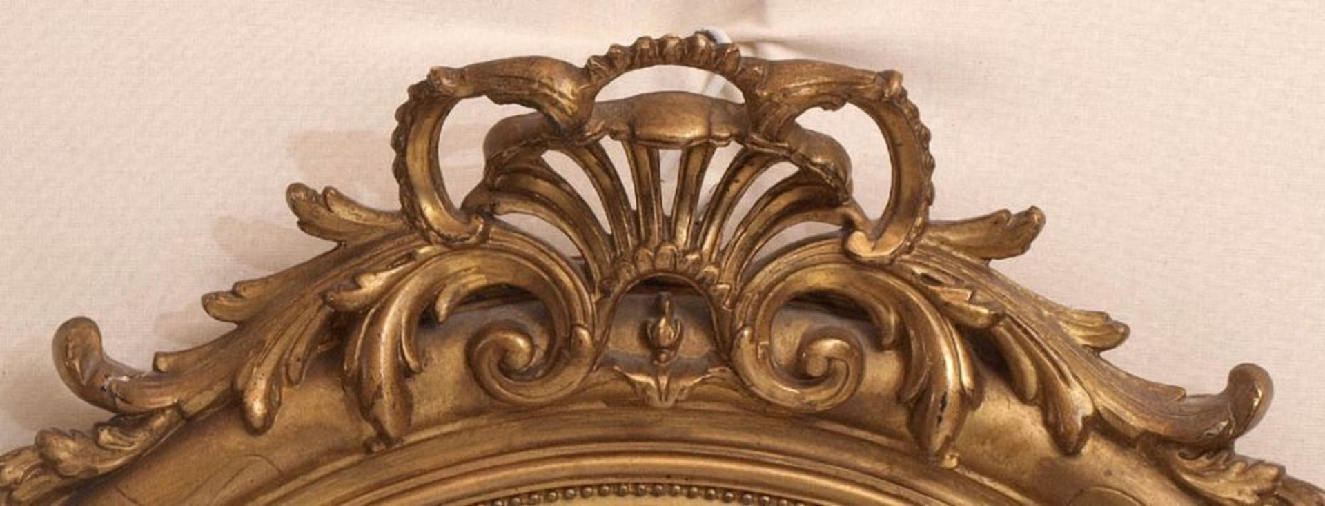 Prunkspiegel, 19.Jhdt. Ovale Form mit durchbrochener Muschelbekrönung, Blütengirlanden und - Bild 2 aus 3