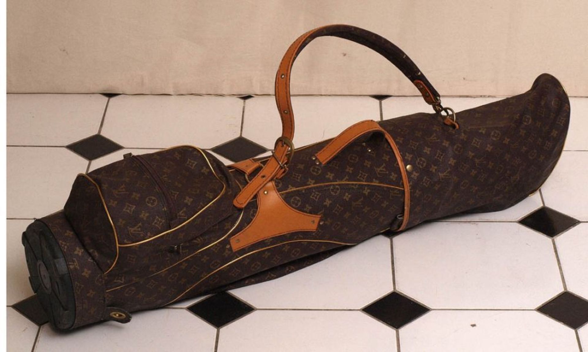 Golfsack, Luis Vuitton Mit 15 Golfschlägern, Lederbesätze. Schläger größtenteils "Wilson Reflex". - Bild 3 aus 6