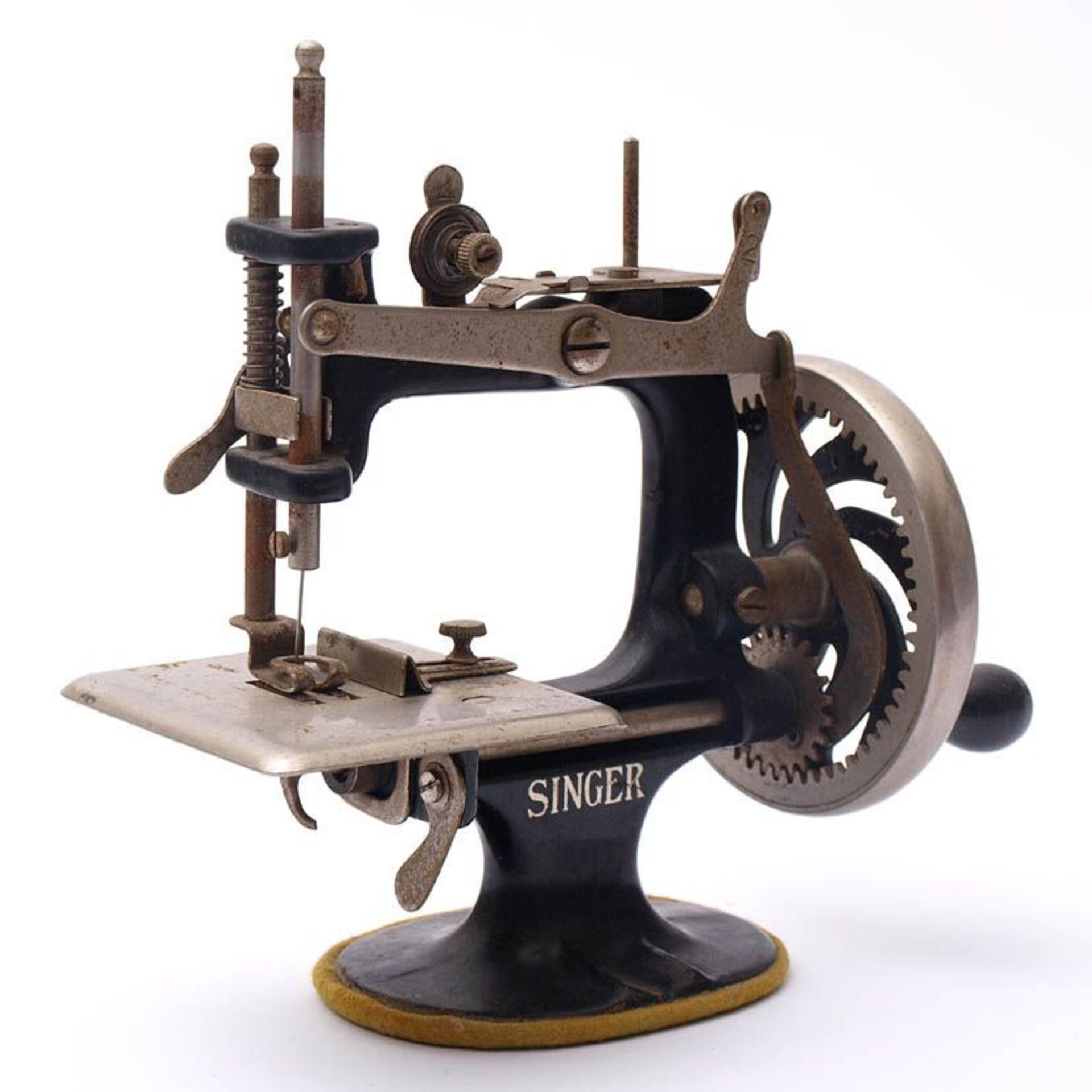 Kinder-Nähmaschine, um 1900 Marke Singer, USA. Eisenguss, schwarz lackiert. H.17cm. - Bild 2 aus 2