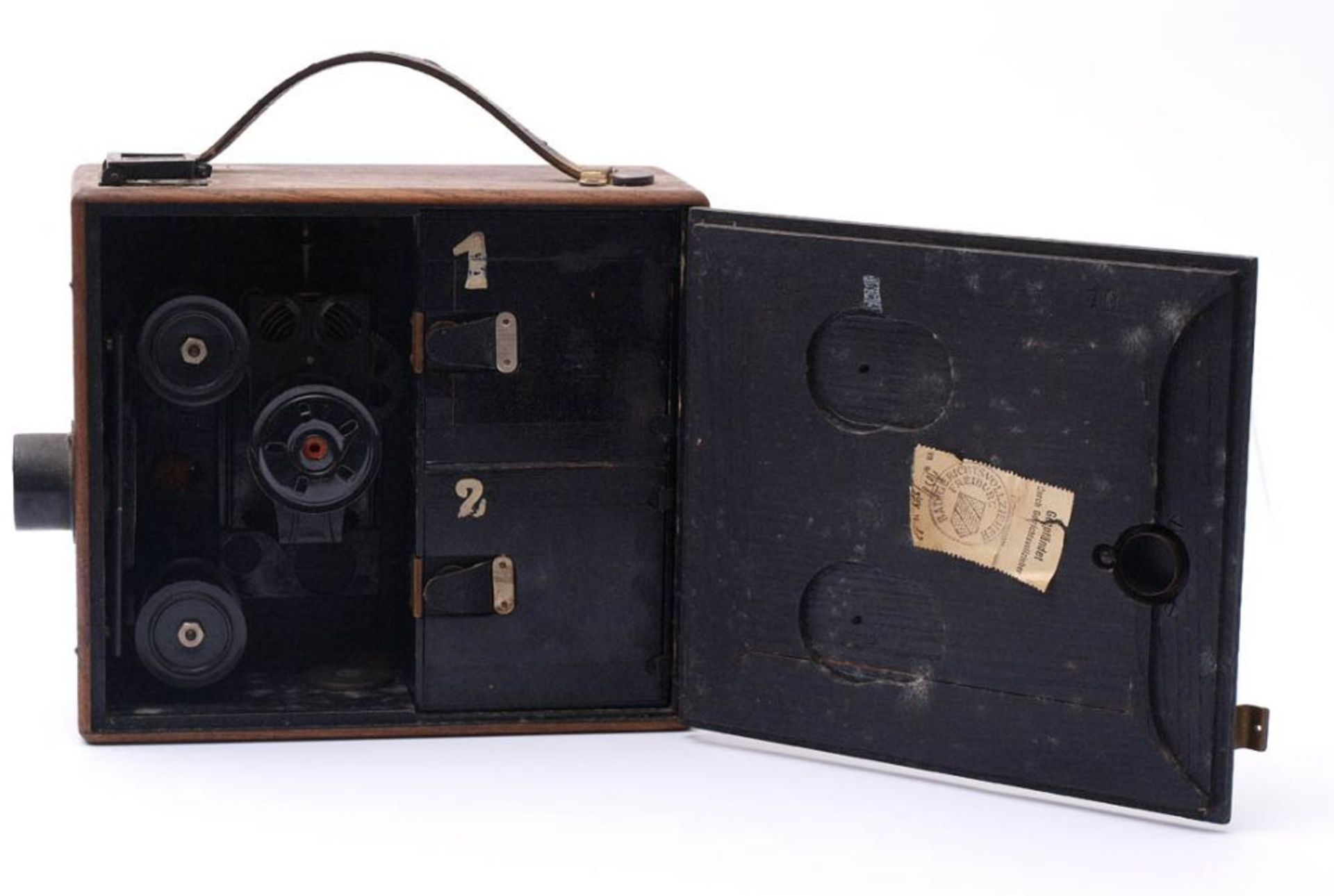 Filmkamera, 1910/20 Holzgehäuse. H.20,5cm. Kurbel fehlt.    Aufrufpreis: 80 - Bild 3 aus 5