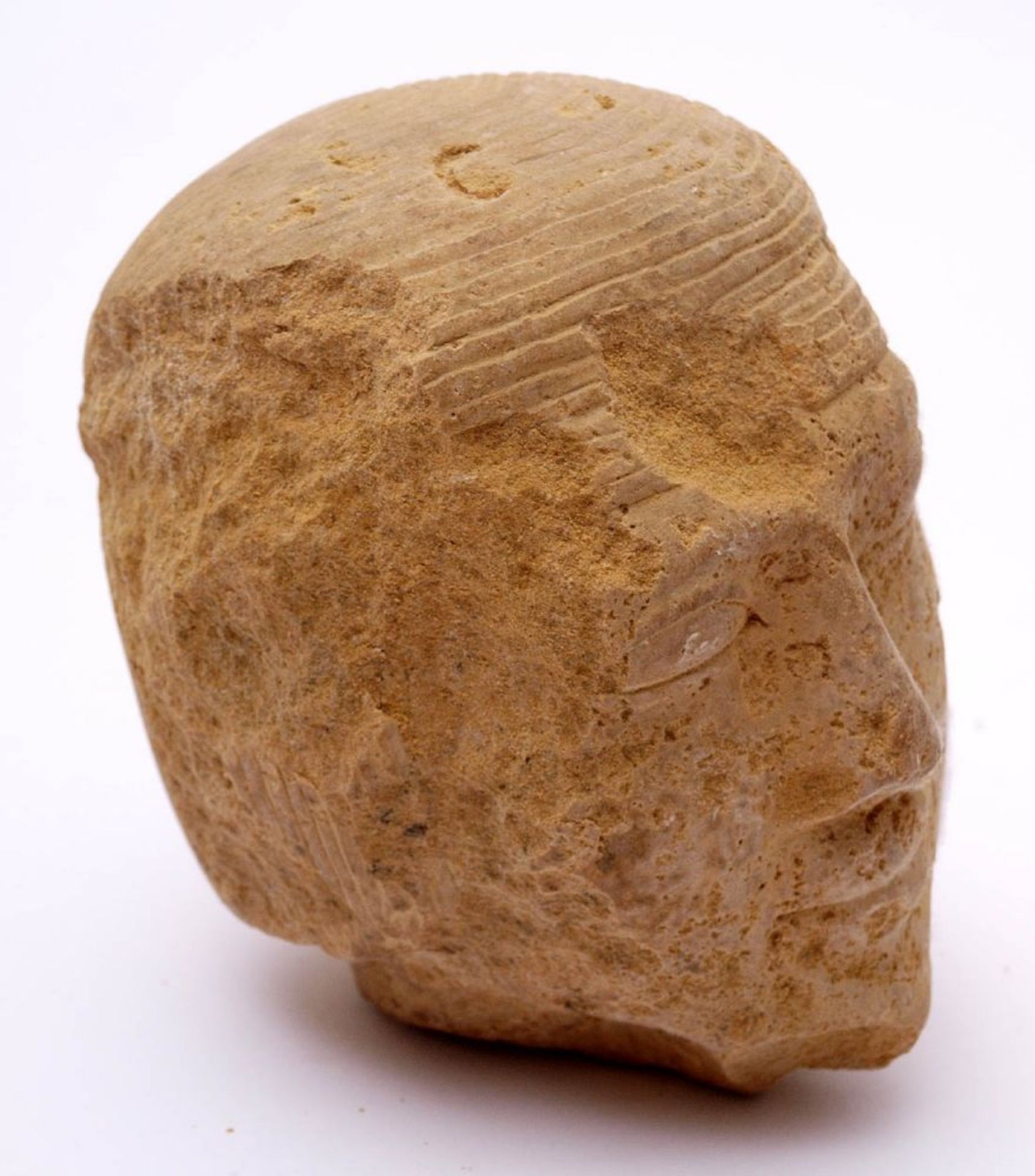 Sandsteinkopf, wohl aztekisch Kopf eines Priesters. Heller Sandstein. Wohl Bodenfund. H.12cm. - Bild 2 aus 3