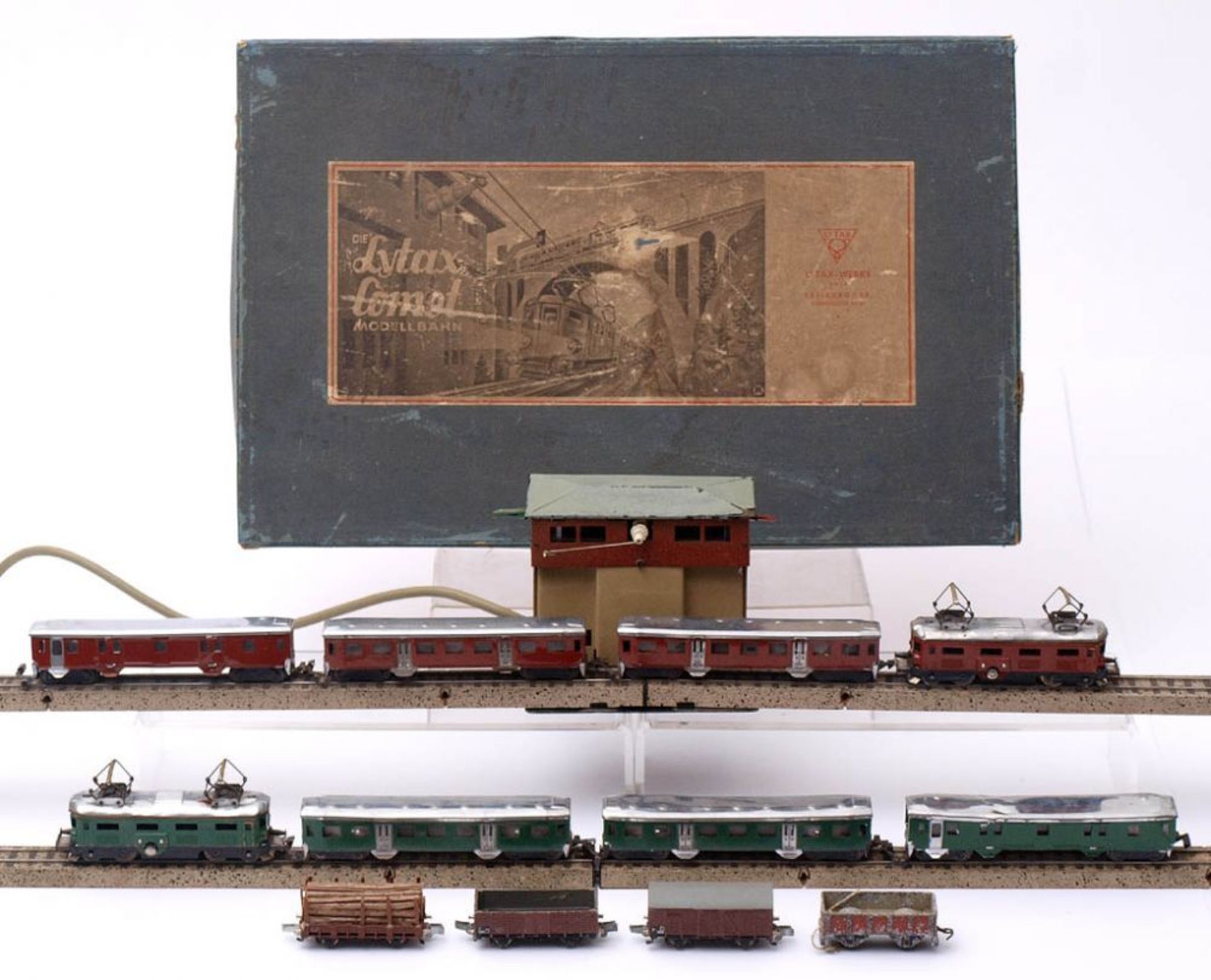 Eisenbahnanlage, Lytax Comet, 1946-48 Originalkarton mit zwei Loks, vier Personenwagen, zwei