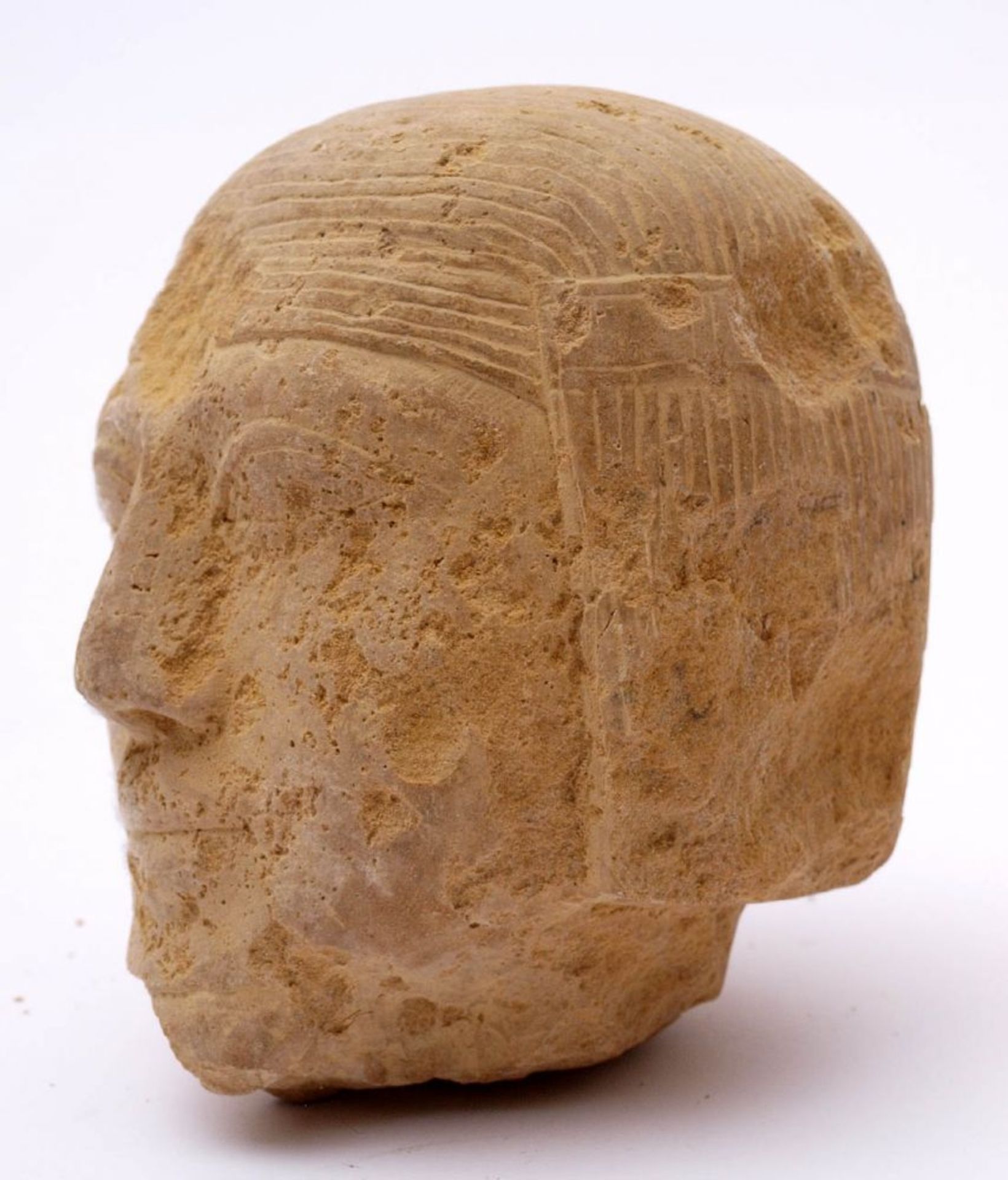 Sandsteinkopf, wohl aztekisch Kopf eines Priesters. Heller Sandstein. Wohl Bodenfund. H.12cm. - Bild 3 aus 3