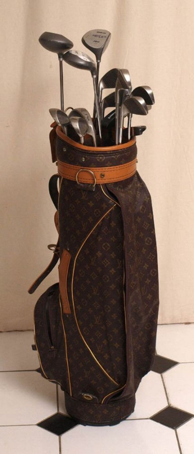 Golfsack, Luis Vuitton Mit 15 Golfschlägern, Lederbesätze. Schläger größtenteils "Wilson Reflex".