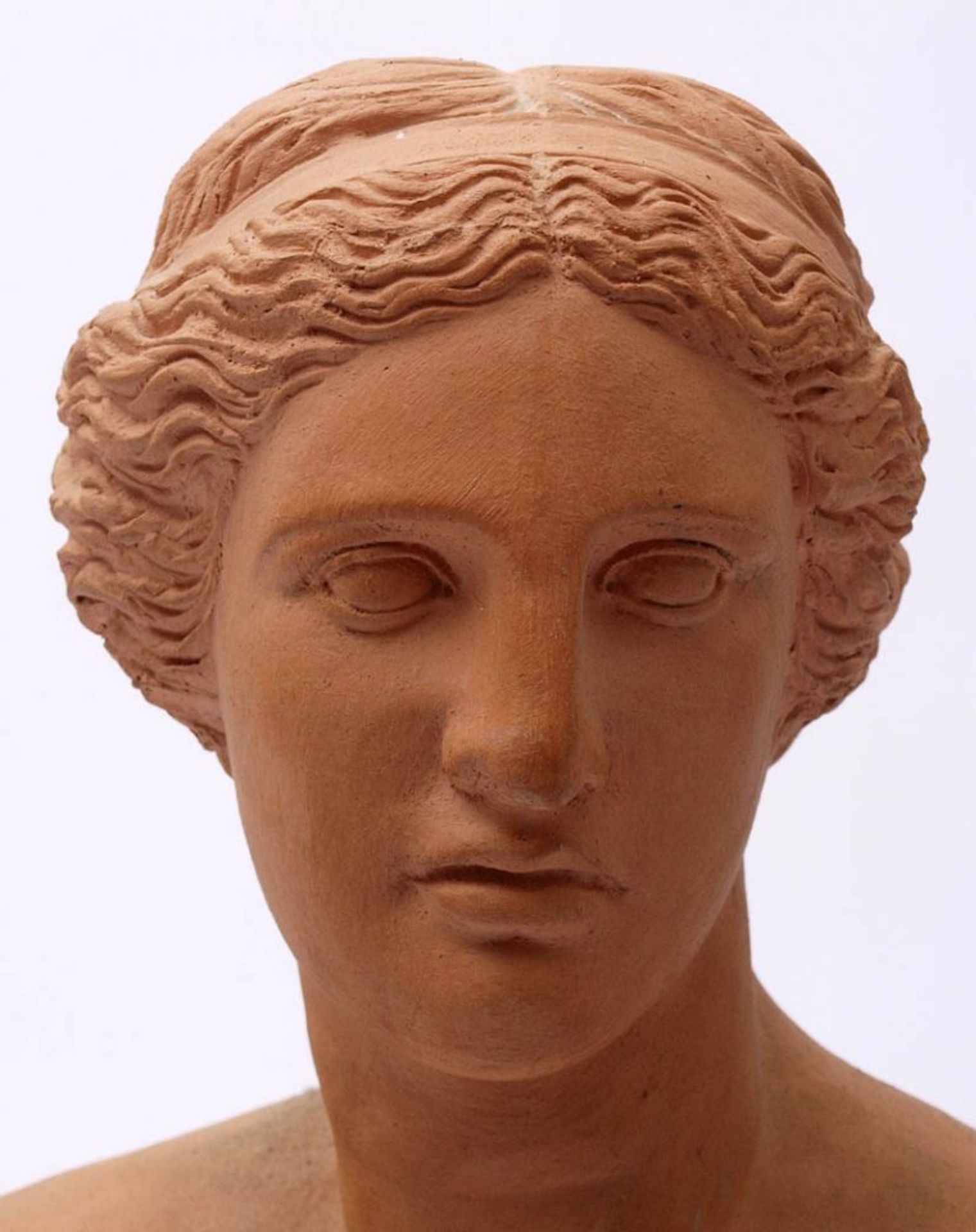Büste Auf rundem, konischem Sockel Büste einer barbusigen jungen Frau mit griechischer Frisur. Roter - Bild 2 aus 2