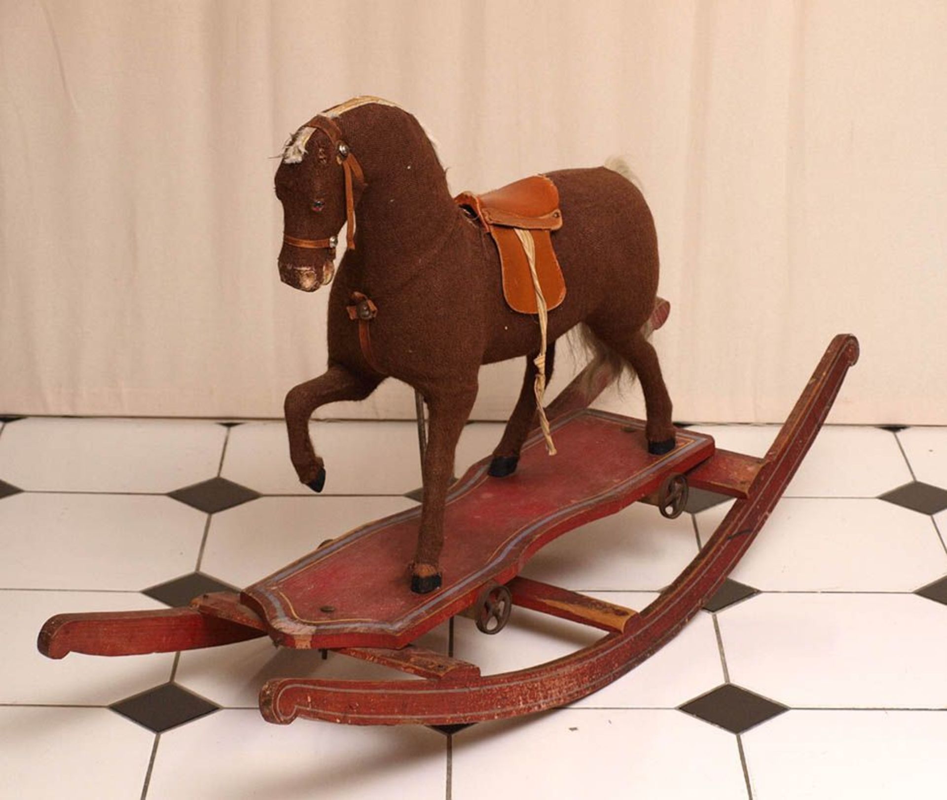 Schaukelpferd, um 1900 Auf bewegtem Sockelbrett mit Eisenrädern hölzerner Pferdekörper mit - Bild 2 aus 2