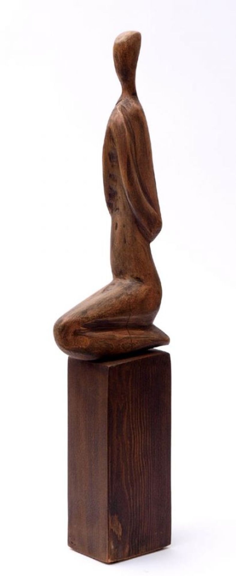 Schäfer, Ludger, geb. 1961 Holzskulptur auf Holzsockel, bet. "Sitzende", aus dem Jahr 2006. H.37cm