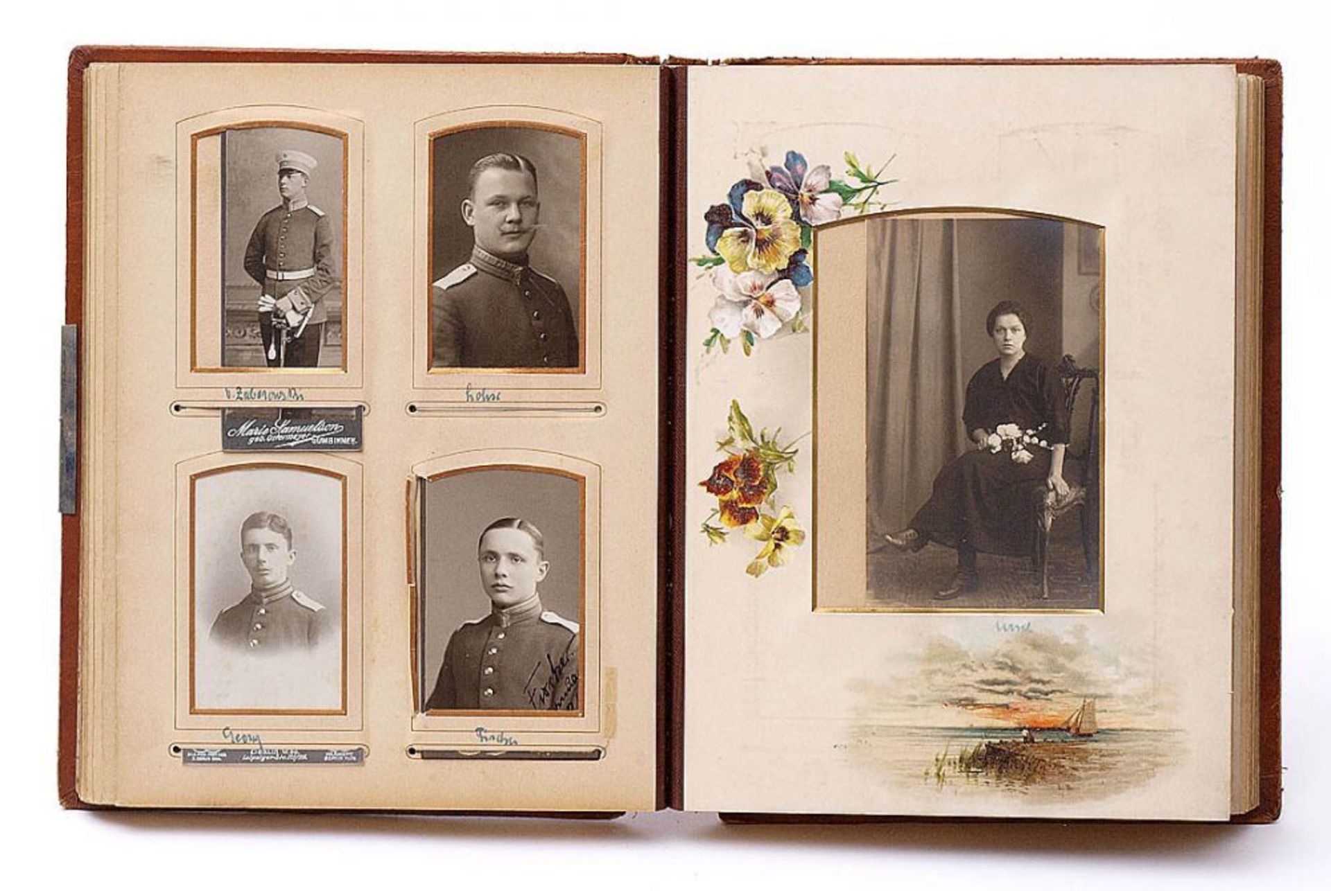 Fotoalbum, um 1910 Floral geprägter Ledereinband mit floralem Zierbeschlag. Schließe fehlt. Darin 61 - Bild 3 aus 3