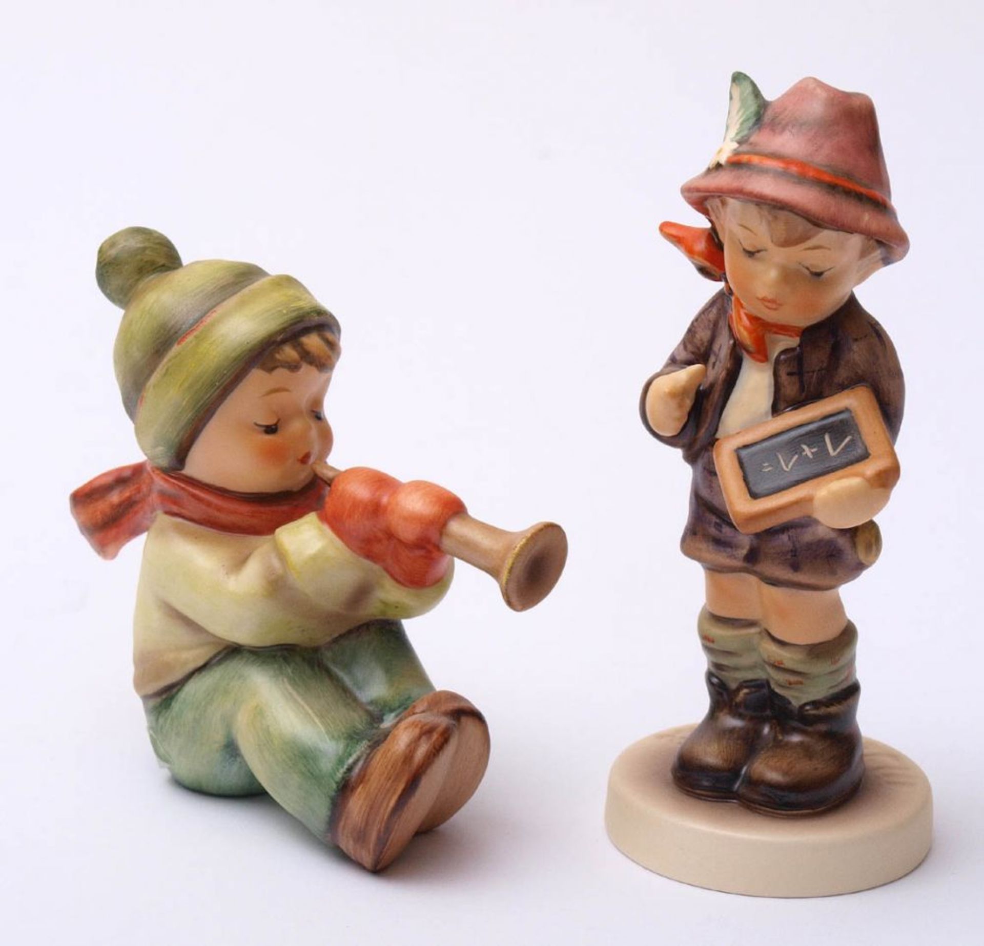 Zwei Hummel-Figuren, Goebel "Der kleine Trompeter", Modellnr.457 aus dem Jahr 1984. H.7,5cm. Dazu "