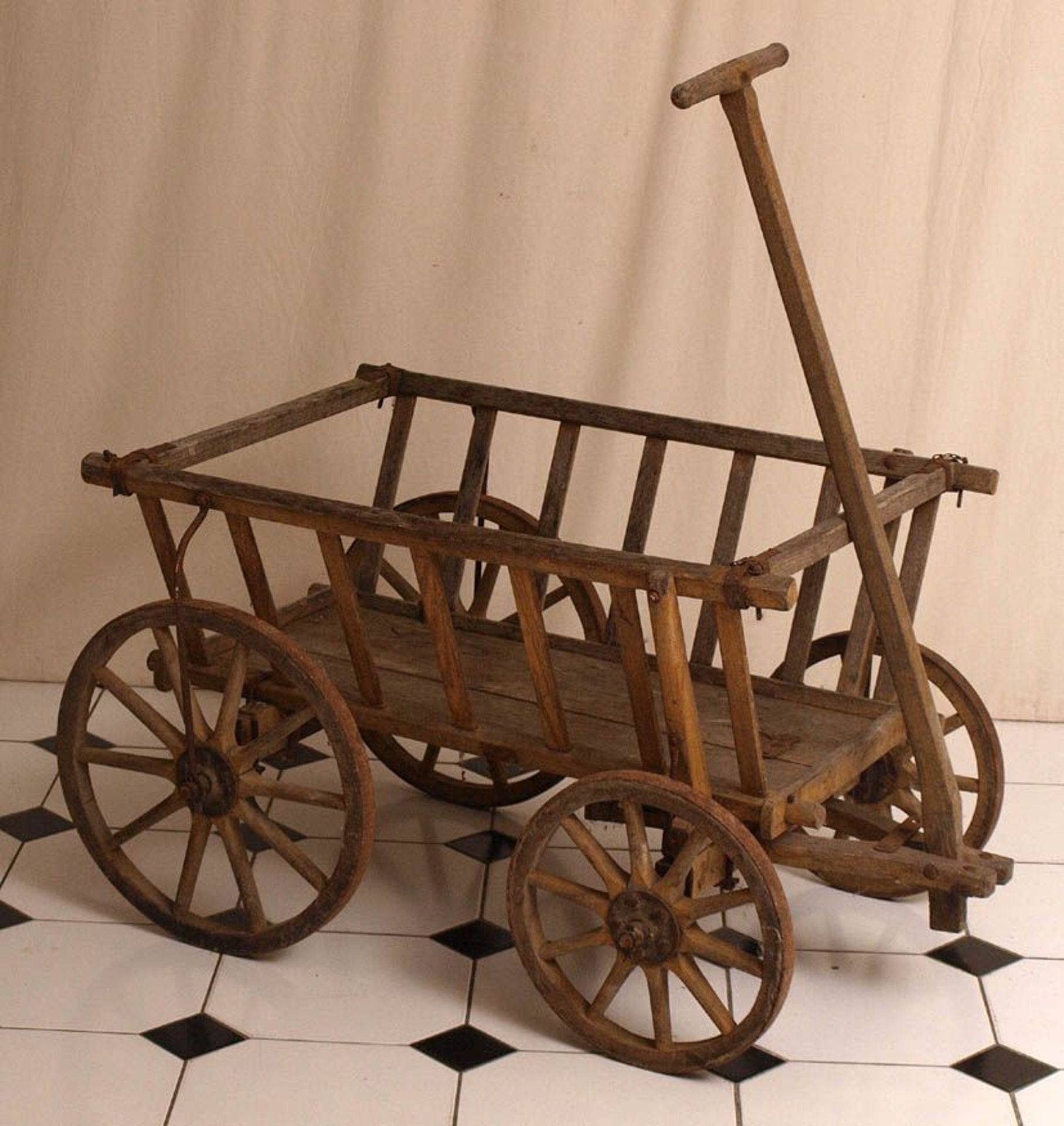 Leiterwagen, um 1900 Unterschiedlich große Räder.120x120x80cm.    Aufrufpreis: 40