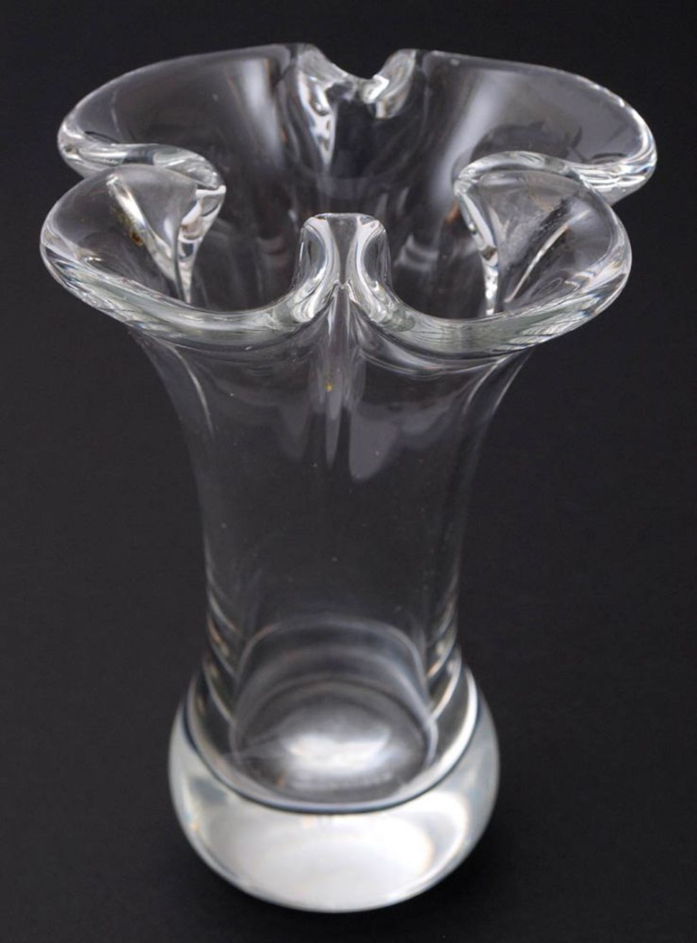 Vase, Schneider, 30er/50er Jahre Auf dickem Boden kelchförmiger Korpus mit blütenförmiger Mündung.