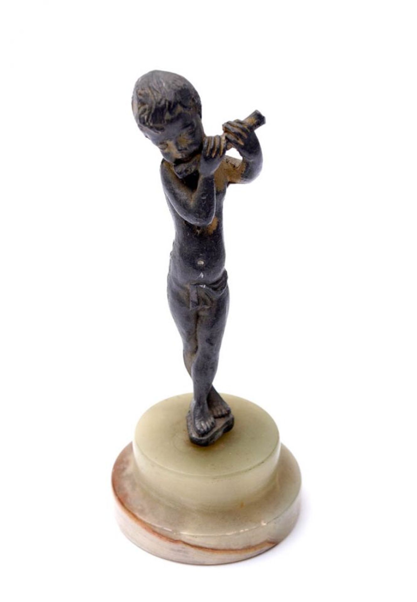 Figurine, um 1910 Auf getrepptem Onyxsockel flötespielender Putto. Metallguss. H.10cm.