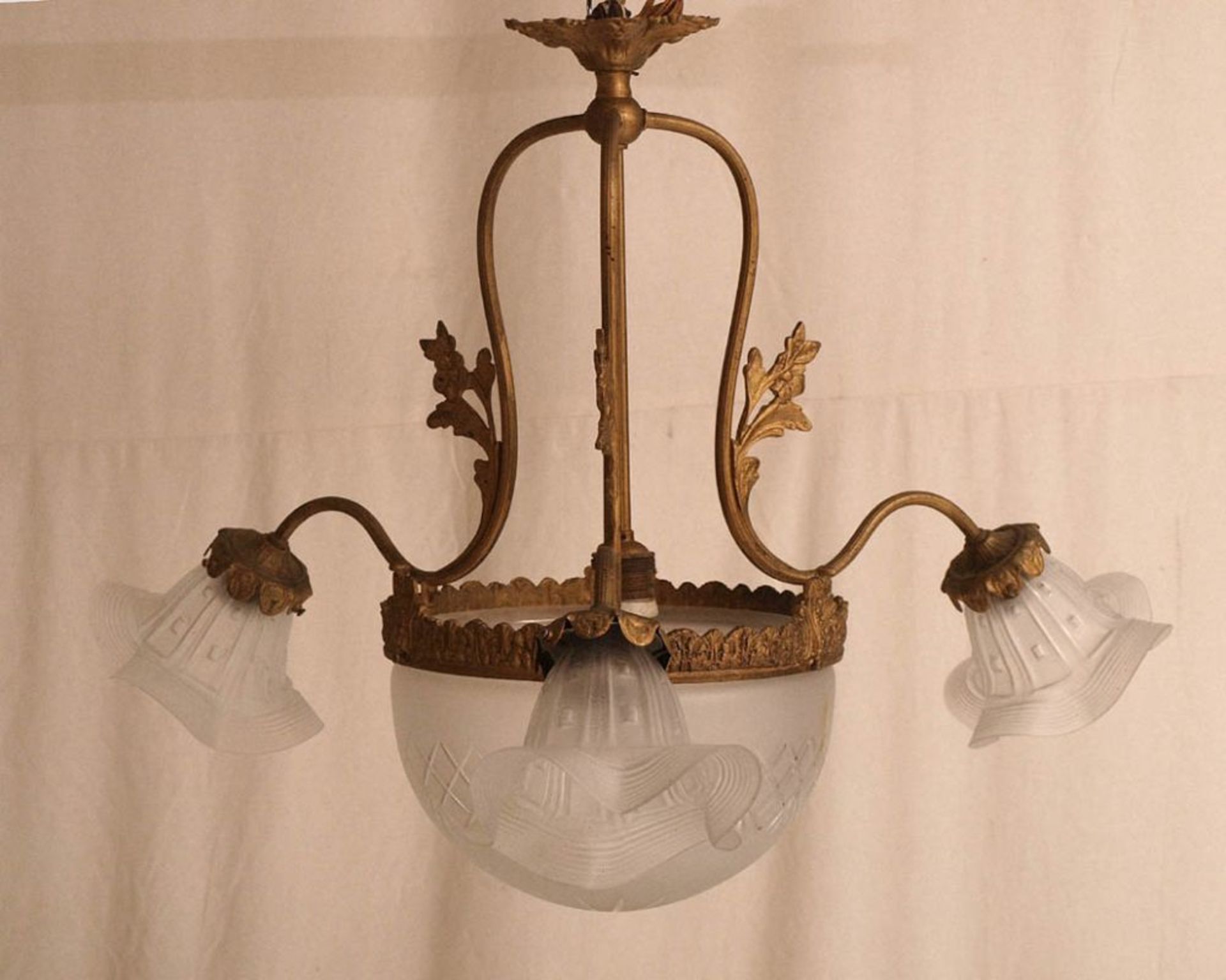 Deckenlampe, um 1905 An drei Stabhalterungen mit Blatt- und Blütenreliefs halbkugeliger Korpus mit