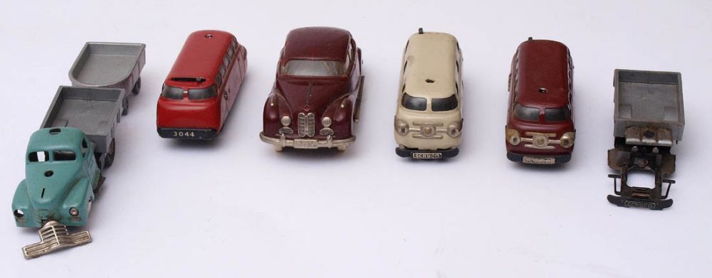 Drei Fahrzeuge, Schuco Varianto Varianto Sani 3043 und zwei Varianto Bus 3044. Ein Bus mit fehlendem - Image 2 of 17