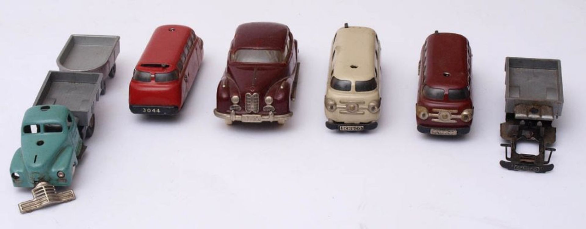 Drei Fahrzeuge, Schuco Varianto Varianto Sani 3043 und zwei Varianto Bus 3044. Ein Bus mit fehlendem - Bild 2 aus 17