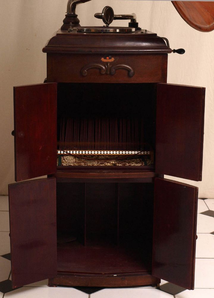 Grammophon, Meinel & Herold Im Holzgehäuse, mit originalem Holztrichter (!). Intakt. H.102cm ohne - Image 3 of 4