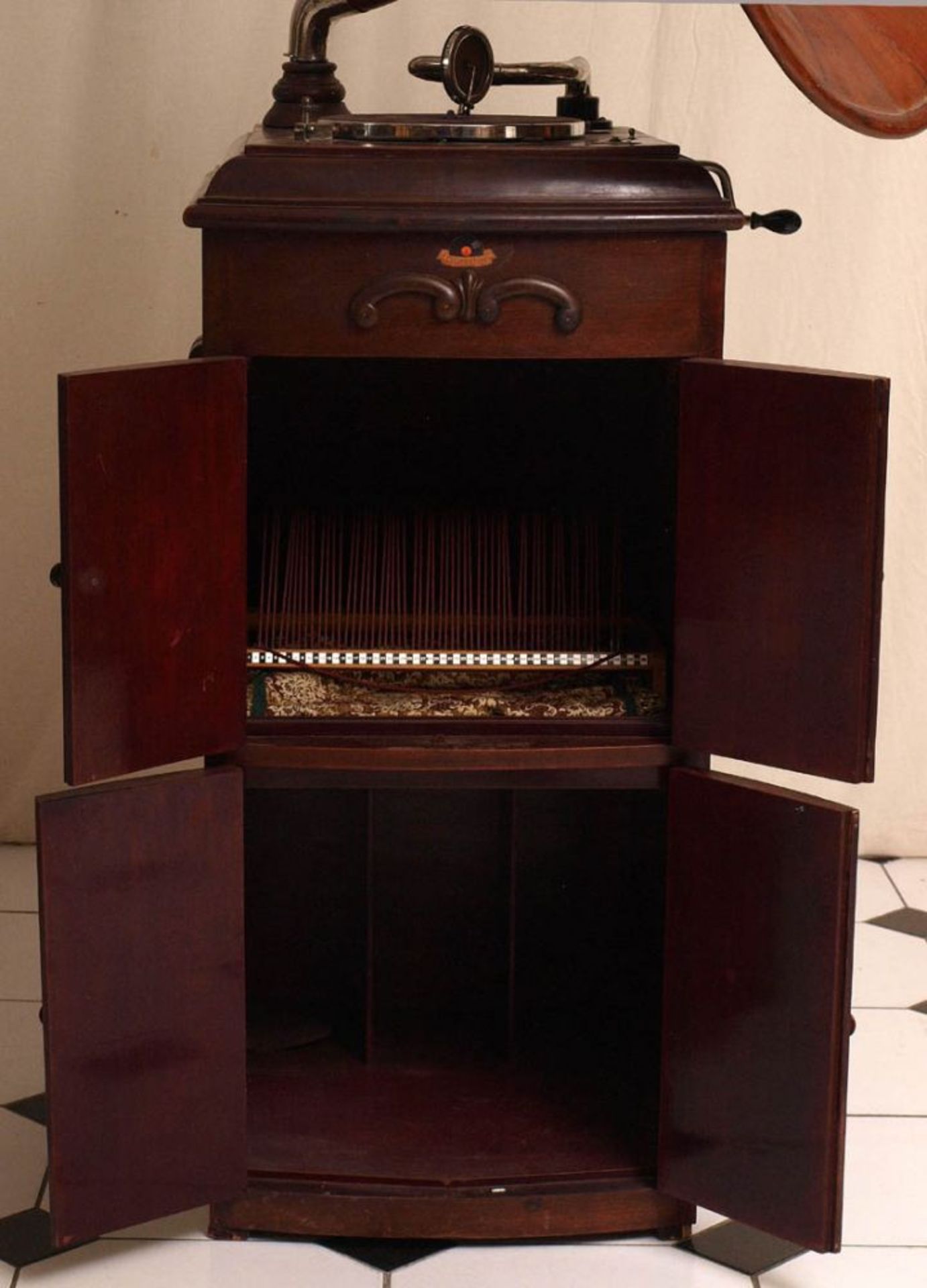 Grammophon, Meinel & Herold Im Holzgehäuse, mit originalem Holztrichter (!). Intakt. H.102cm ohne - Bild 3 aus 4