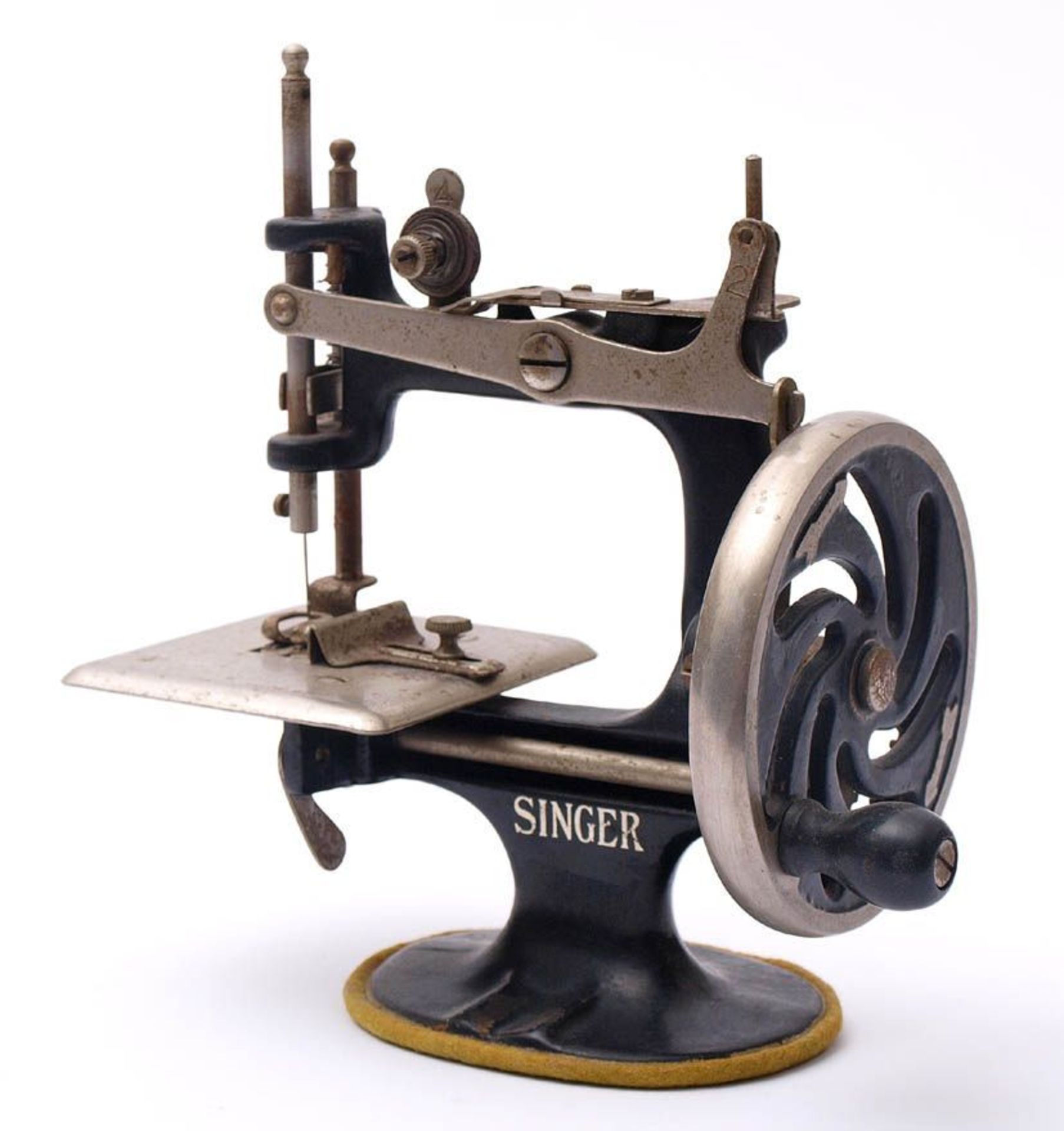 Kinder-Nähmaschine, um 1900 Marke Singer, USA. Eisenguss, schwarz lackiert. H.17cm.