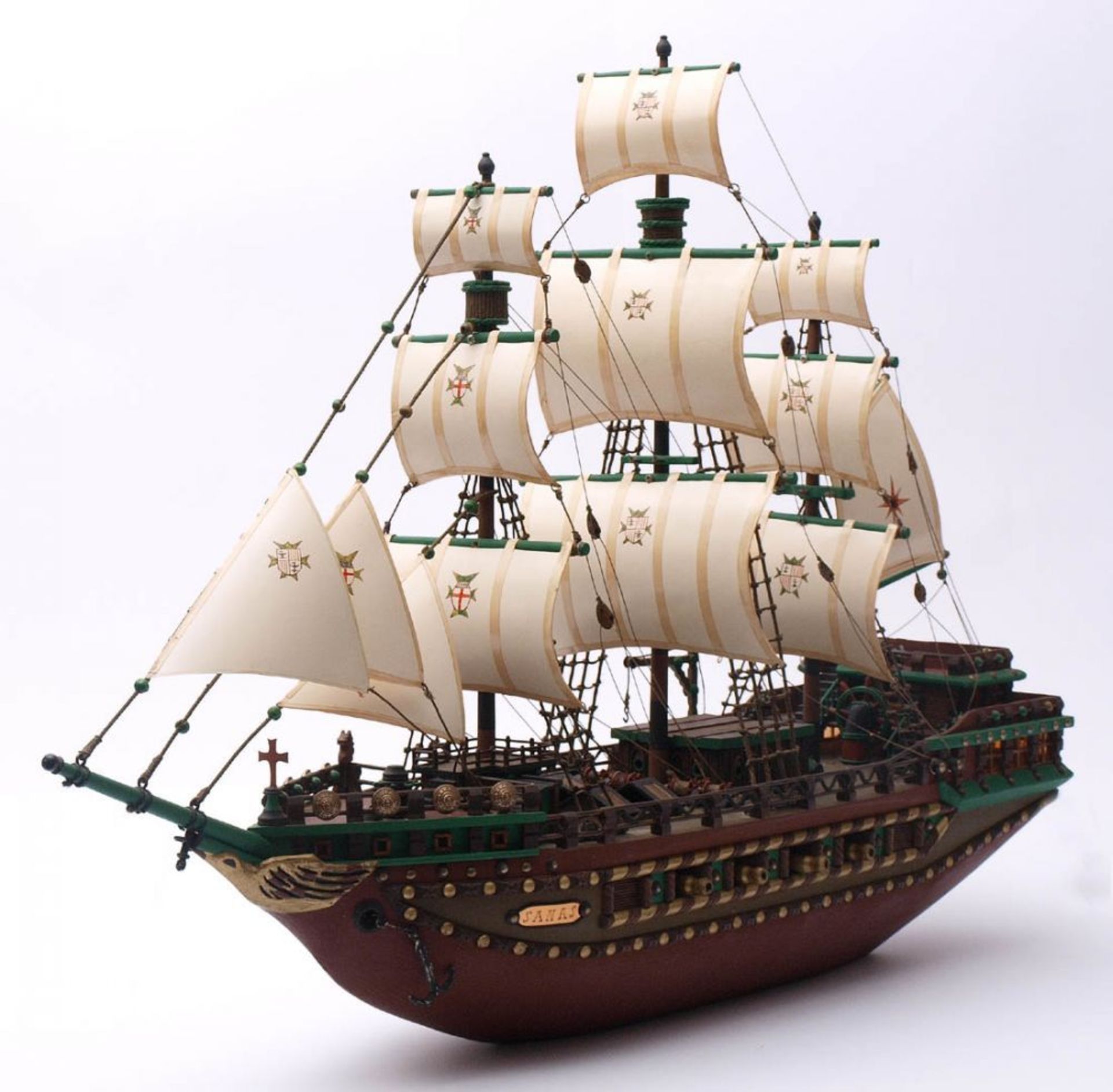 Schiffsmodell Dreimastiges Kriegsschiff. Holz und Metall. H.63, L.88cm.    Aufrufpreis: 30