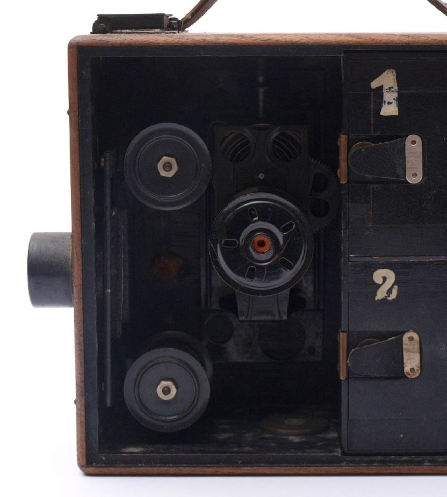 Filmkamera, 1910/20 Holzgehäuse. H.20,5cm. Kurbel fehlt.    Aufrufpreis: 80 - Bild 4 aus 5