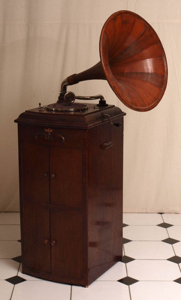 Grammophon, Meinel & Herold Im Holzgehäuse, mit originalem Holztrichter (!). Intakt. H.102cm ohne