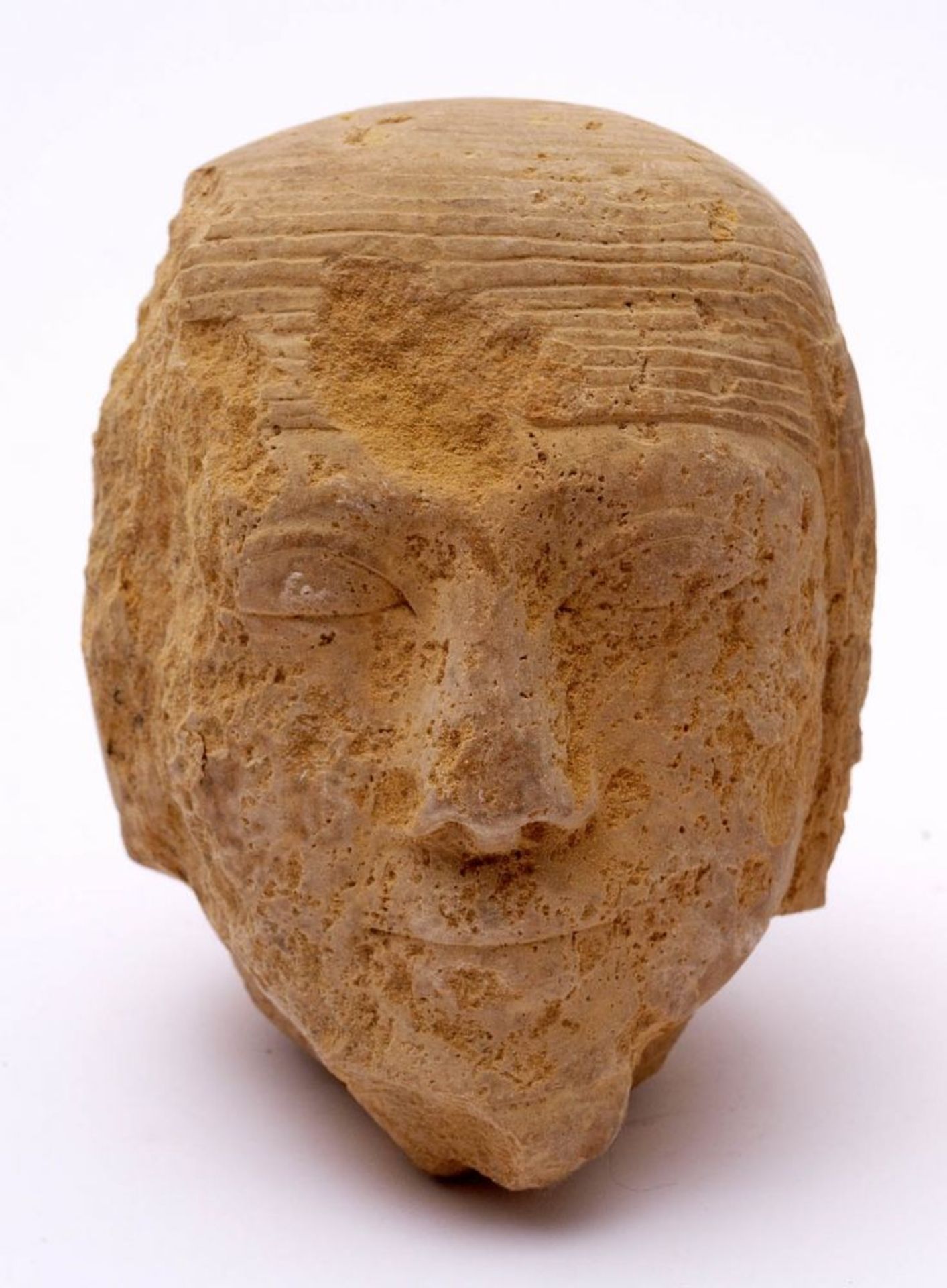 Sandsteinkopf, wohl aztekisch Kopf eines Priesters. Heller Sandstein. Wohl Bodenfund. H.12cm.