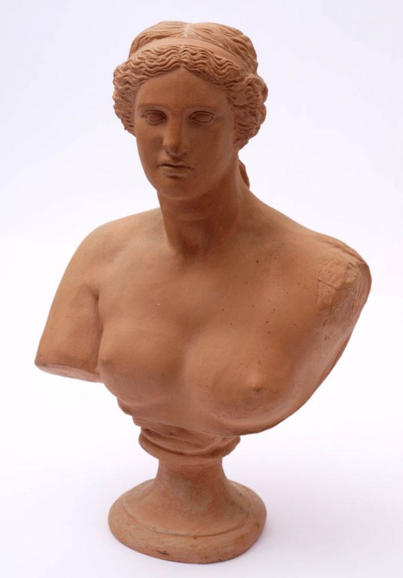 Büste Auf rundem, konischem Sockel Büste einer barbusigen jungen Frau mit griechischer Frisur. Roter