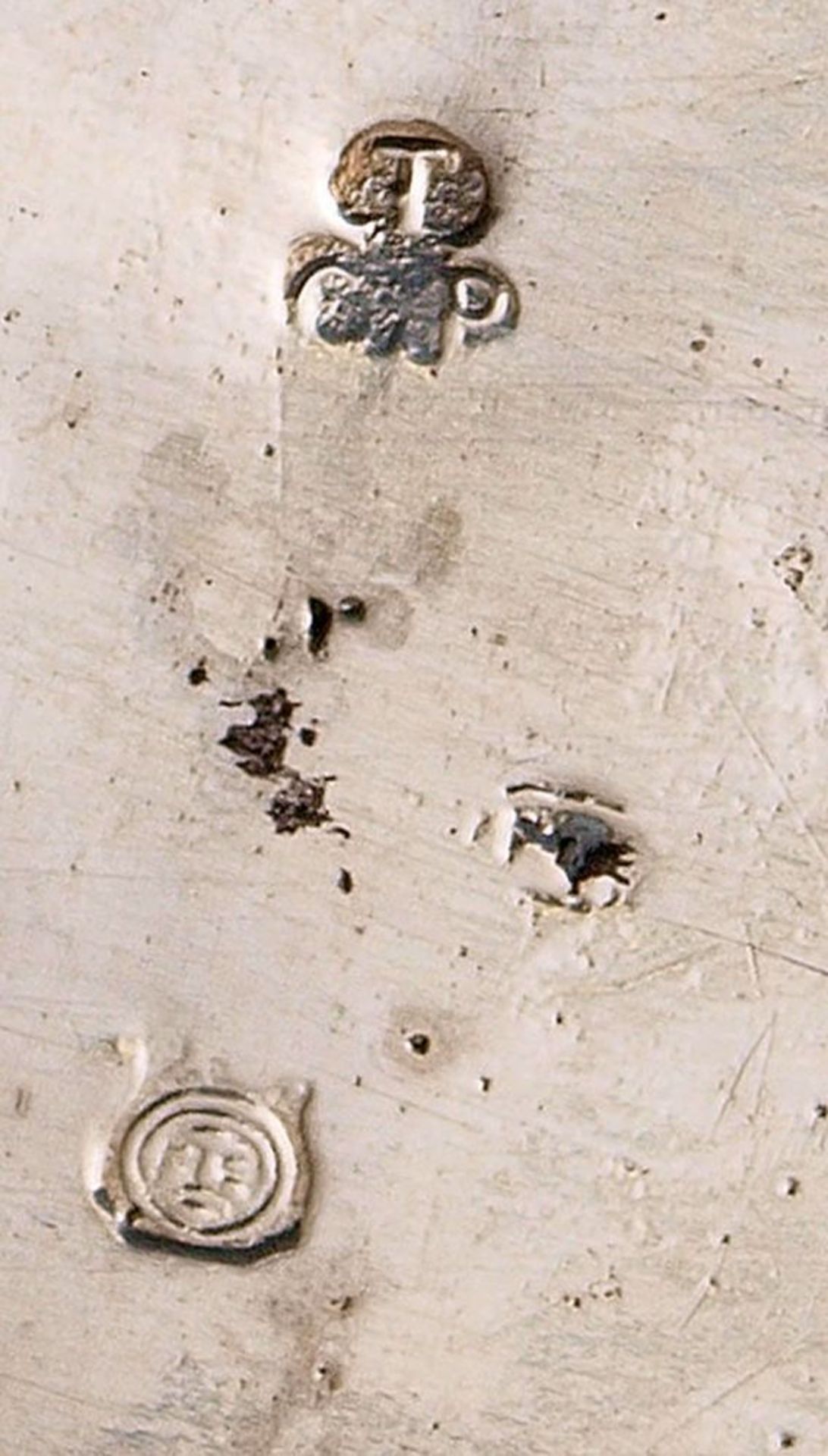 Zuckerdose, Breslau, Mitte 18.Jhdt. Auf vier Tatzenfüßen gedrückt ovaler, gegliederter Korpus mit - Bild 4 aus 5