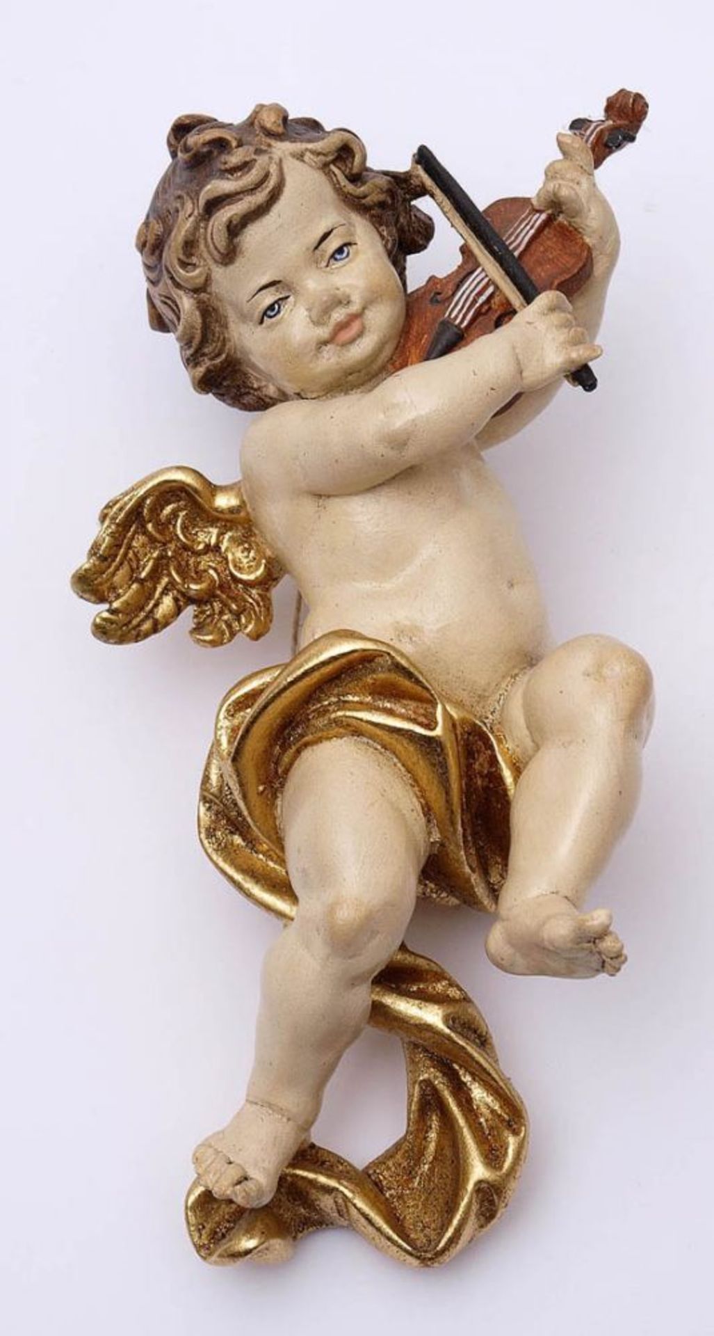 Putto In bewegter Haltung, Geige spielend. Lindenholz, vollrund geschnitzte, polychrom gefasst und