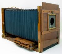 Große Reisekamera  um 1900, 20 x 30, Holzgehäuse mit Messingbeschlägen und -montagen, ohne