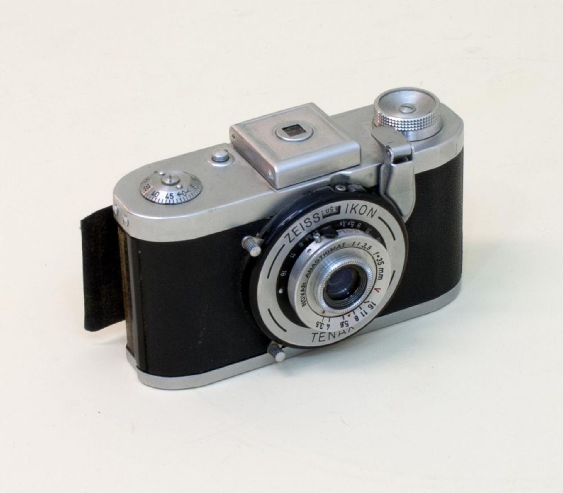 Tenax I  Kamerawerke Zeiss-Ikon AG, 1930, Kleinbild-Sucherkamera    Mindestpreis: 25    Dieses Los