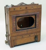 Reisekamera  um 1880, 13 x 18, Holzgehäuse (zusammengeklappt)    Mindestpreis: 50    Dieses Los wird