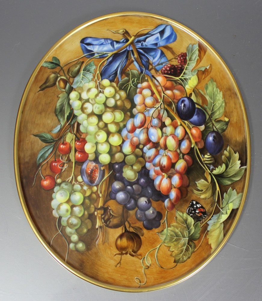 Ovale Bildplatte, Meissen.  Vollflächig polychrom gemaltes Früchtestillleben mit Insekten, Goldrand.