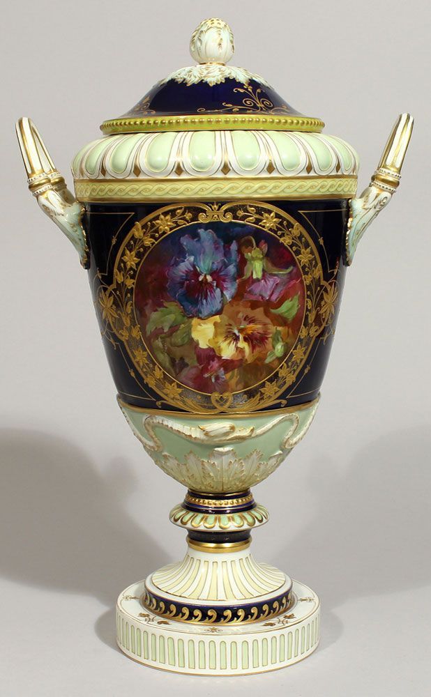 So genannte "Weimar-Vase", KPM Berlin.  Ovoider, reliefierter Korpus auf mehrfach gestuftem, - Image 2 of 2