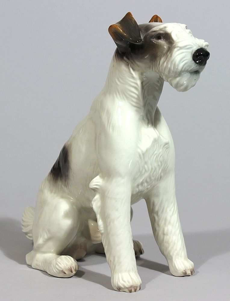 Skulptur "Sitzender Foxterrier", Nymphenburg.  Dezente Bemalung in Grau und Braun. Stempel- und