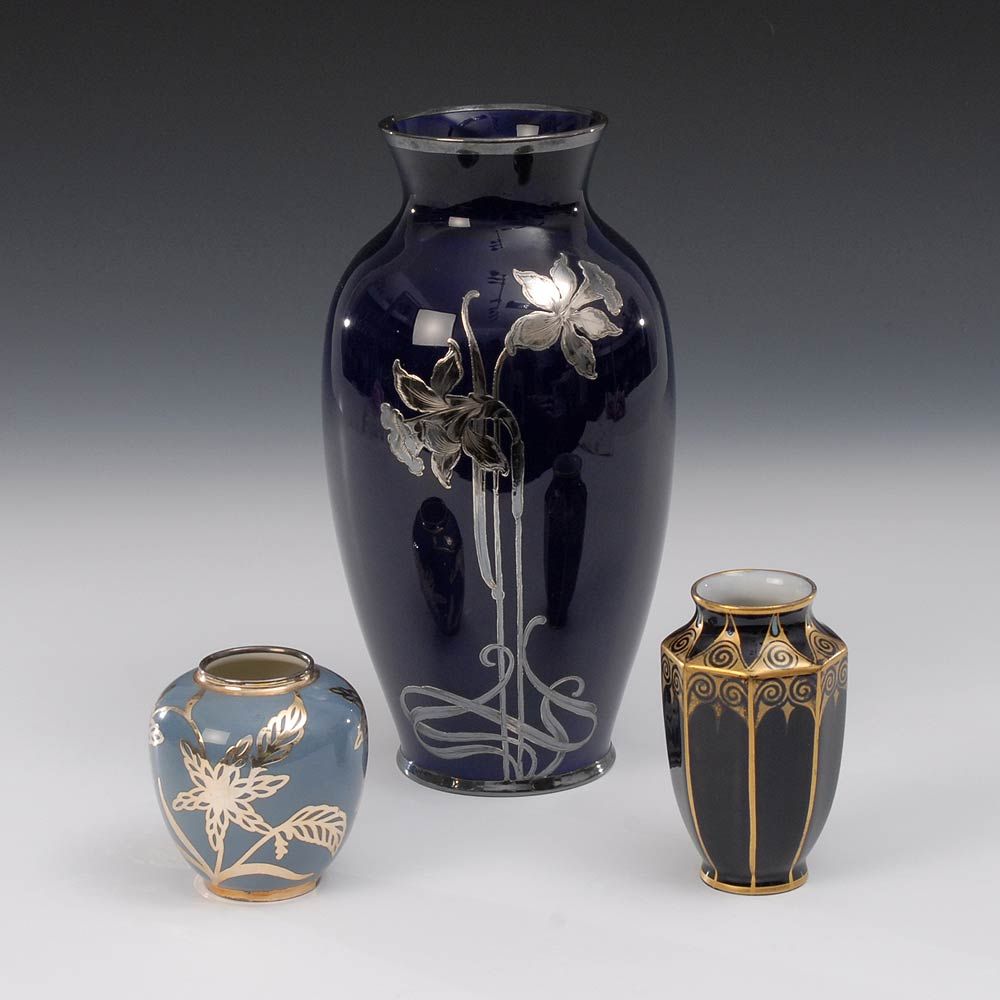 3 Balustervasen. U.a. gemarkt Fraureuth und Krautheim, Anfang 20. Jh. Kobaltblaue Vase mit