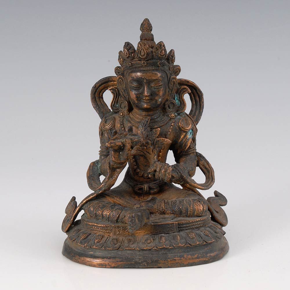 Bronzebuddha. China. Auf Lotosthron sitzende Buddhafigur in lockerer Sitzhaltung, in den Händen eine