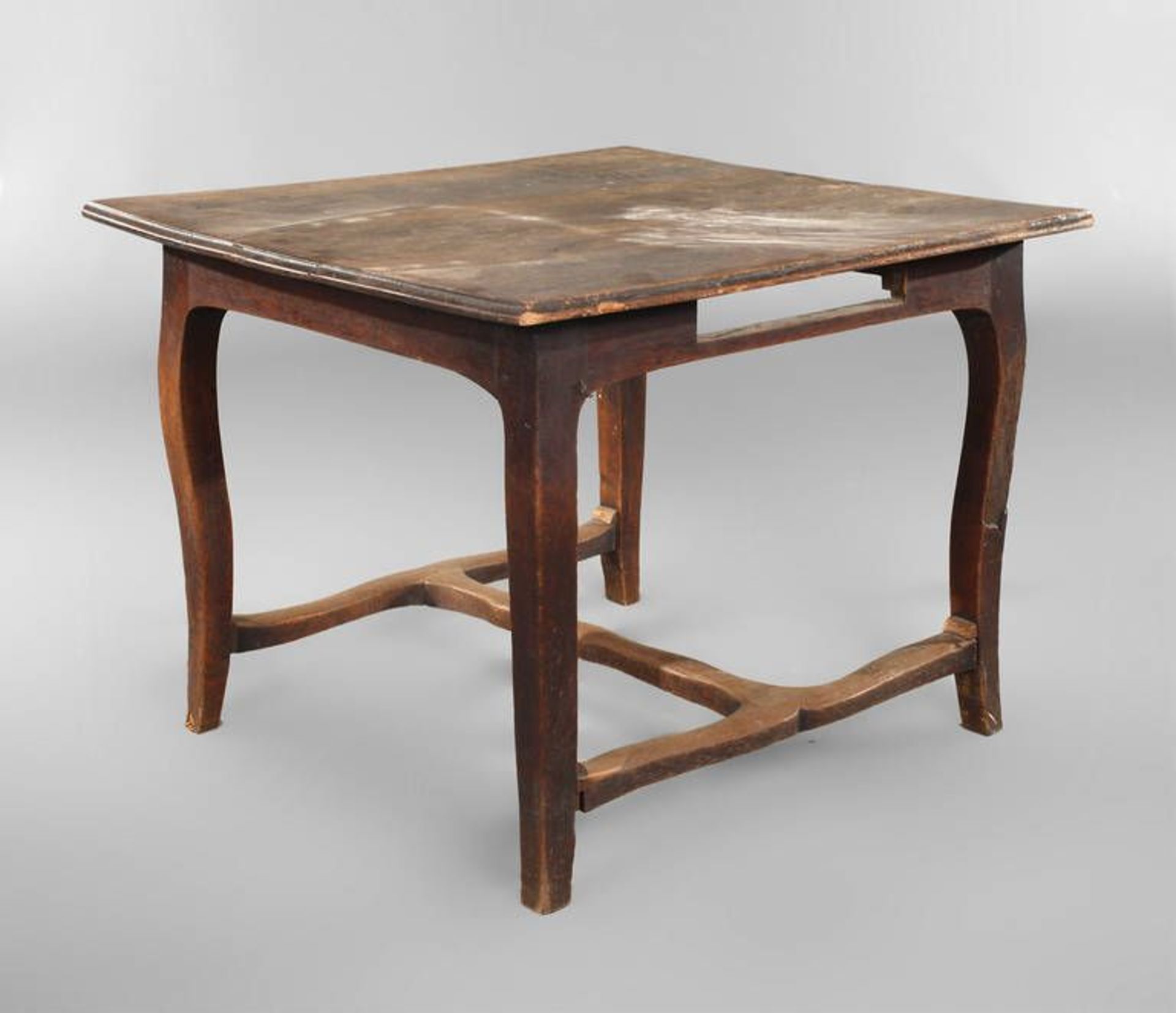 Barocktisch Eiche  Mitte 18. Jh., quadratischer Tisch aus Massivholz mit leicht geschwungenen Beinen