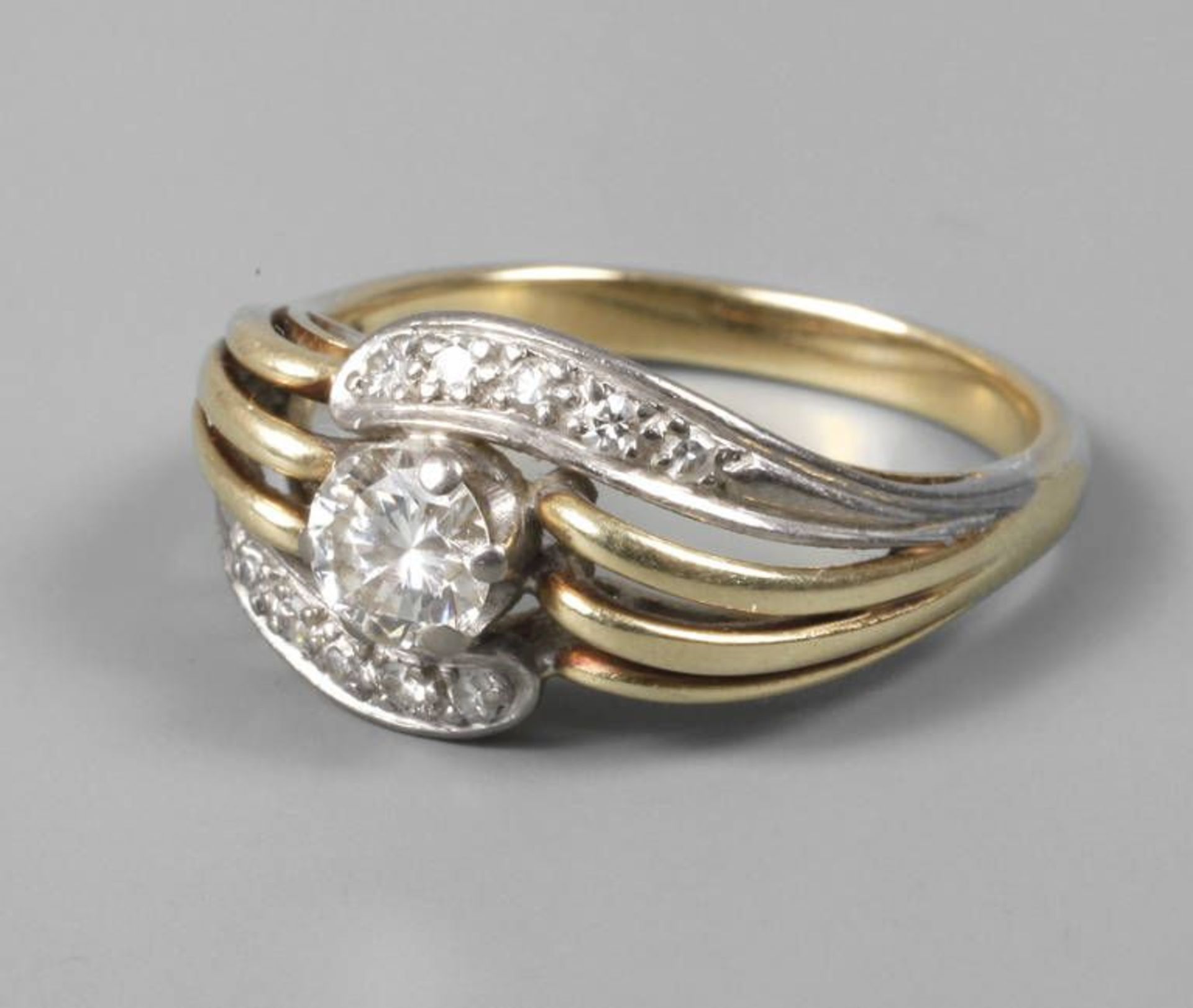 Ring Brillant und Diamant  2. Hälfte 20. Jh., GG/WG gestempelt 585, Herstellermonogramm CA, im