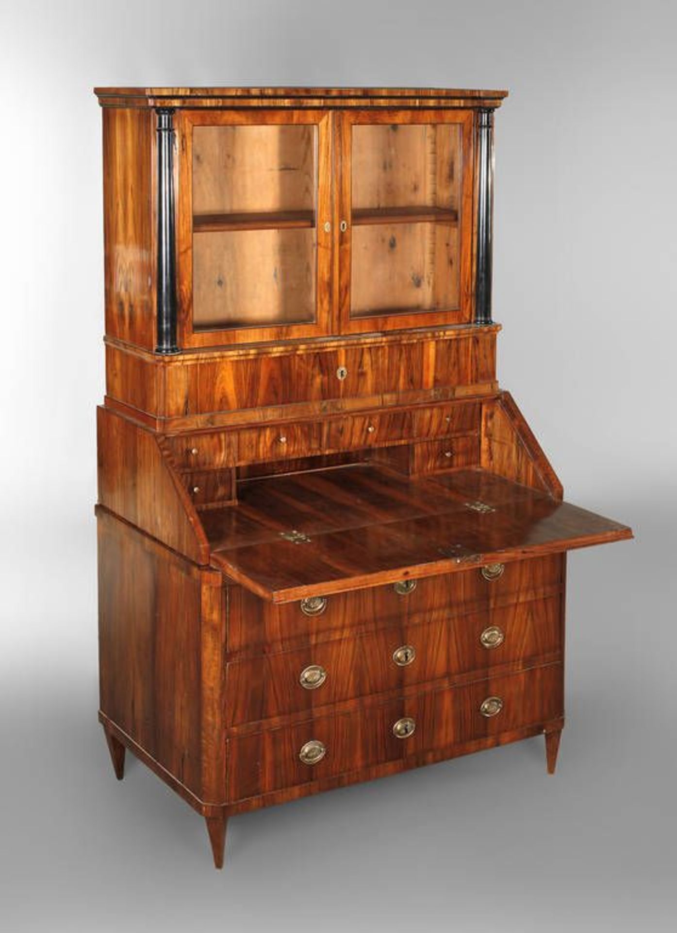 Schrägklappensekretär Biedermeier  um 1830, Nussbaummaser furniert, dreiteiliges Schreibmöbel, der