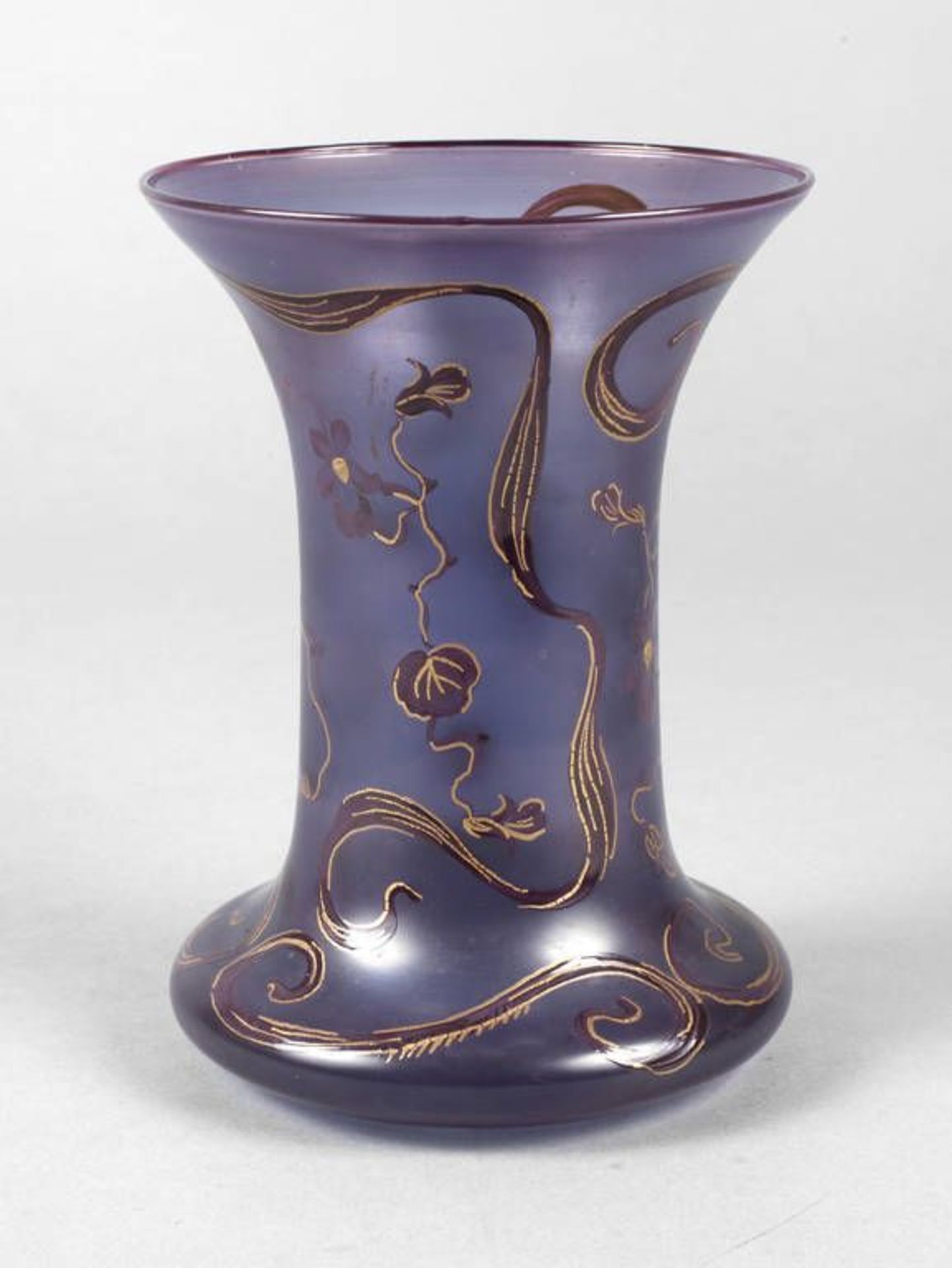 Jugendstilvase Floraldekor  um 1900, klares Glas, formgeblasen, Bemalung in Violett und Gold,