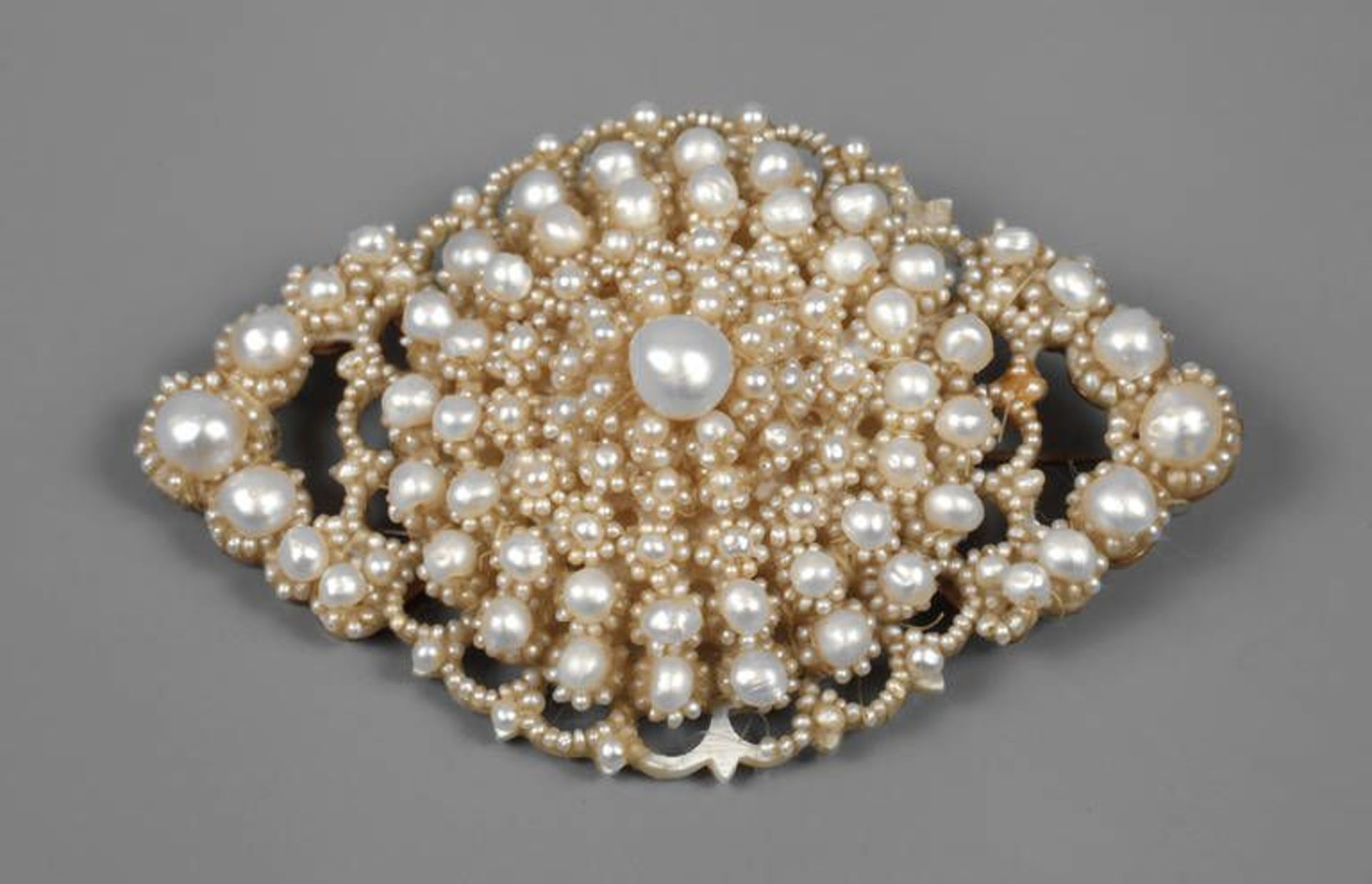 Große Perlenbrosche Jugendstil  um 1900, Rotgold gestempelt 14 Karat, Perlmutt und Perlen,