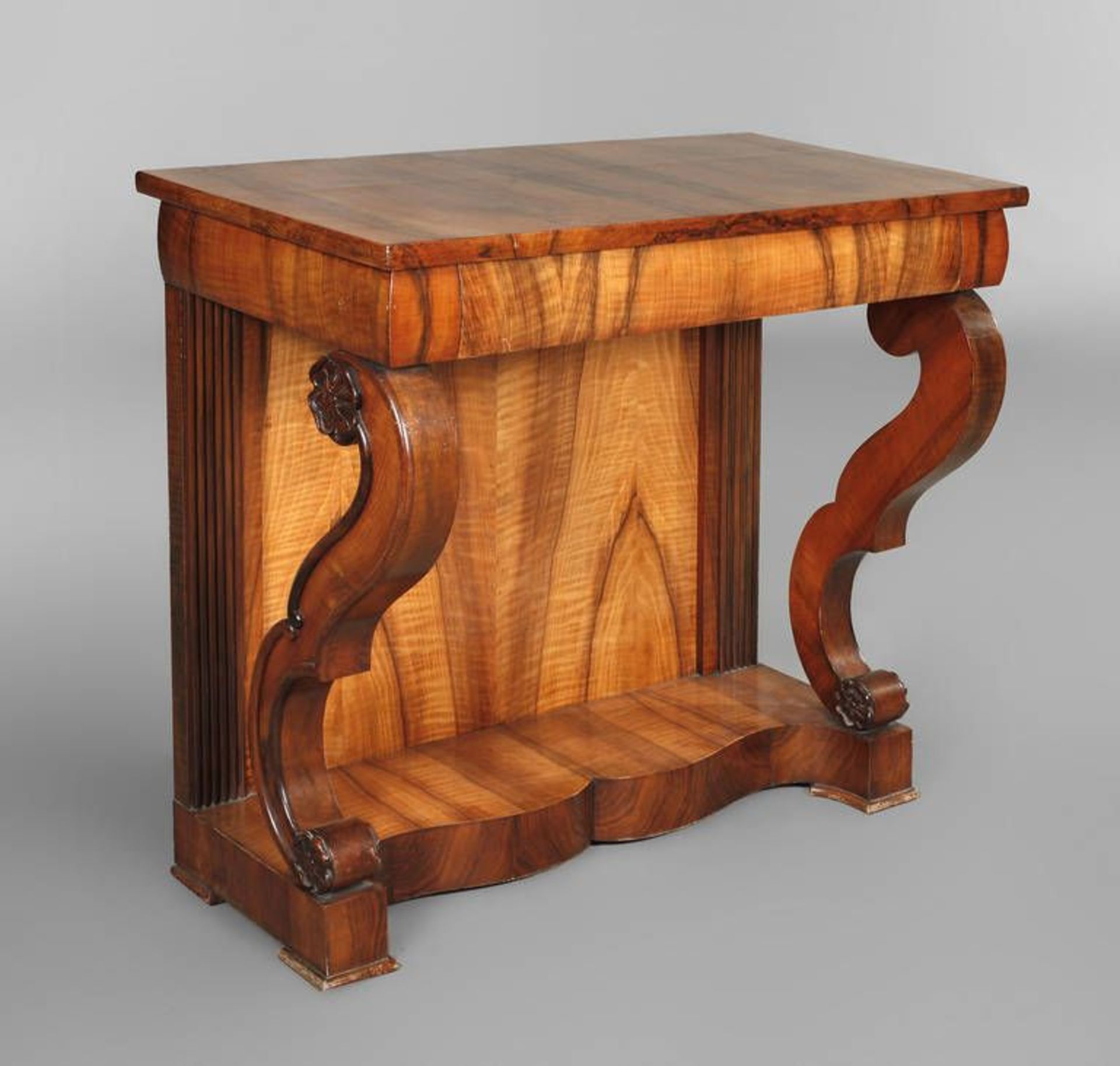 Wandkonsole Biedermeier  süddeutsch, 1. H. 19. Jh., Nussbaummaser auf Nadelholz furniert, s-förmig