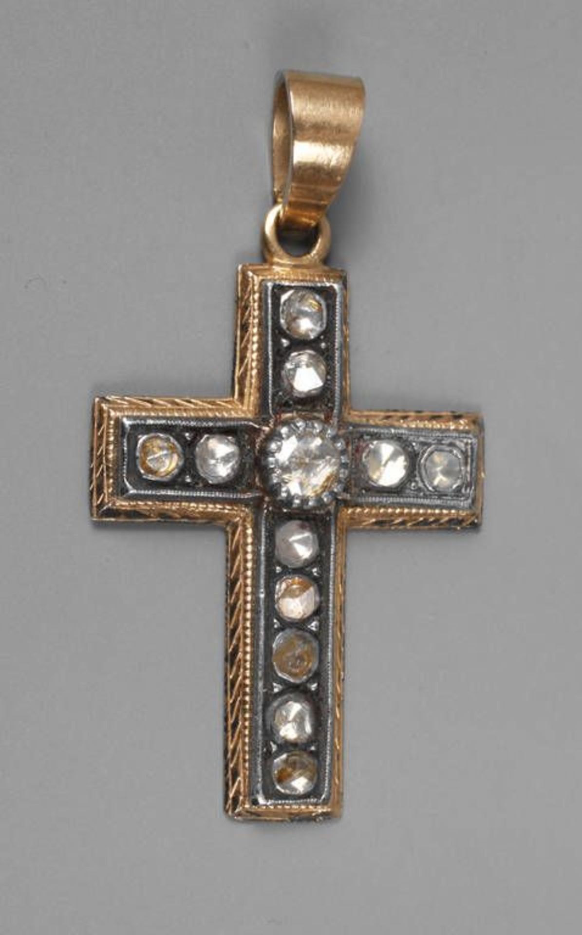 Goldkreuz mit Diamant  um 1900, Gelbgold und Weißgold gestempelt 750, besetzt mit zwölf Diamanten,