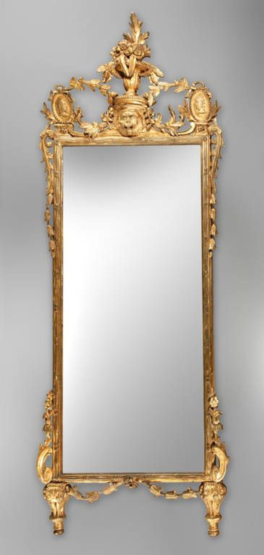 Klassizistischer Spiegel  Florenz, um 1780, Holz geschnitzt, gestuckt und vergoldet, reich