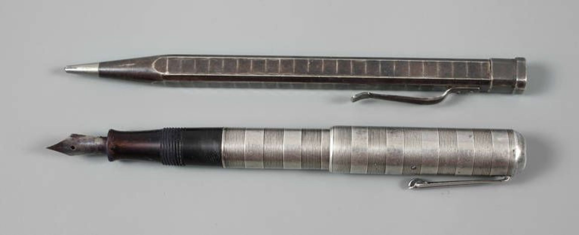 Zwei Stifte Silber  um 1930, Drehbleistift im facettierten Silbergehäuse, gestempelt 900, dazu