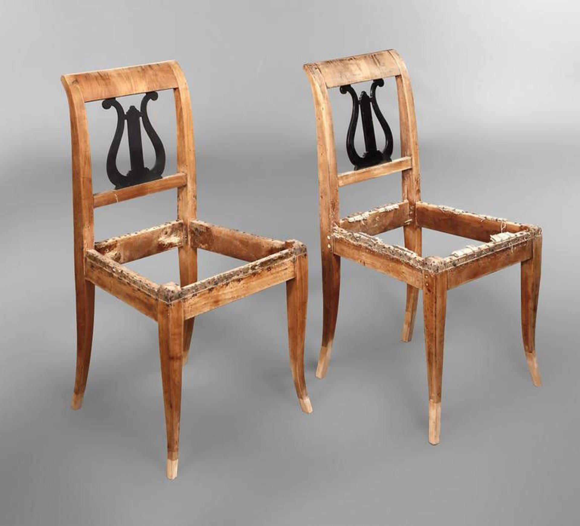 Paar Stühle Biedermeier  um 1820, Kirschbaum furniert, die Lehne mit ebonisierter Lyra verziert,