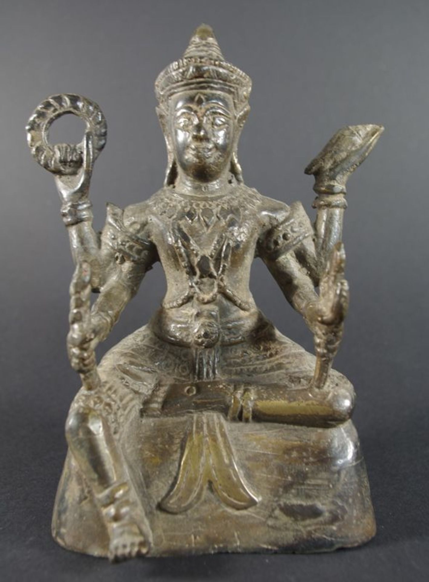 Vishnu, hinduistische Gottheit, 4 Attribute haltend, Metall - Steinfüllung, 19./20.Jh., h. 17cm