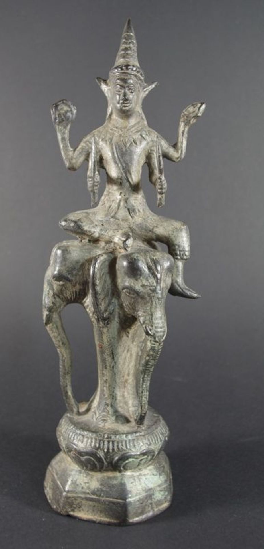 Shiva auf Chang Erawan sitzend, 4 Attribute haltend, Metall m. Steinfüllung, Siam 19./20.Jh., h.