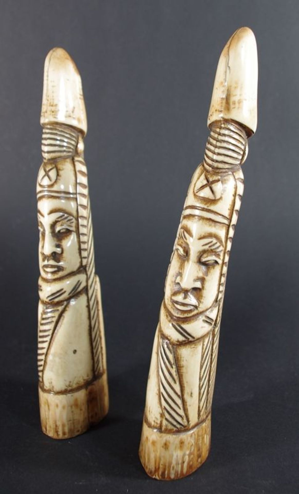 Paar Hörner mit Köpfen beschnitzt, l. je ca. 20cm